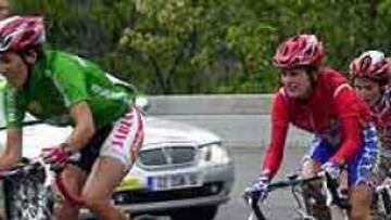 <b>ATAQUE.</B> La ciclista española rompió la carrera con su ataque en el puerto de Puy-Saint-Vincent.