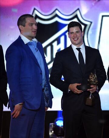 Ovechkin (izquierda) junto a Crosby en una entrega de premios de la NHL.