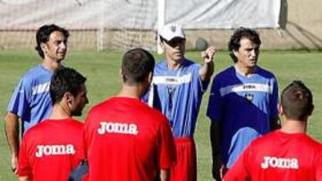 <b>ÓRDENES. </b>Calderón imparte instrucciones en la primera sesión.