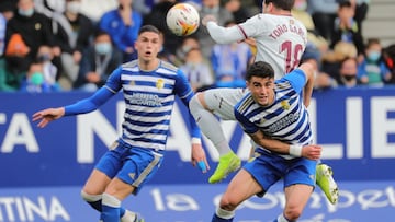 Alex Pascanu de la SD Ponferradina y Jose Manuel Naranjo de la SD Ponferradina durante el partido de la Liga Smartbank Segunda Divisi&oacute;n Jornada 32 entre  la  SD Ponferradina y la SD Eibar disputado en el Estadio de El Toralin de Ponferrada .Foto Lu