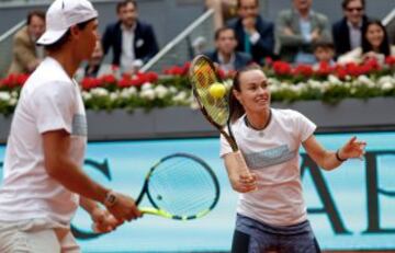 El tenista español Rafa Nadal y la extenista suiza Martina Hingis, durante el Charity Day, un acto solidario que une a tenistas y famosos para recaudar fondos, dentro de la XV edición del Mutua Madrid Open que se inicia hoy en la Caja Mágica de Madrid. 