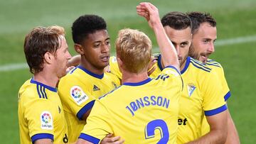 BILBAO, SPAIN - OCTOBER 01: Anthony Lozano of Cadiz CF celebrates with his team mates after scoring his team's first goal during the La Liga Santander match between Athletic Club and Cadiz CF at Estadio de San Mames on October 01, 2020 in Bilbao, Spa