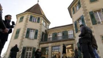 <b>ESPERA. </b>Periodistas ante la sede del Tribunal de Arbitraje.