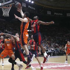 El Valencia rompe la racha del Baskonia y aprieta la 2ª plaza