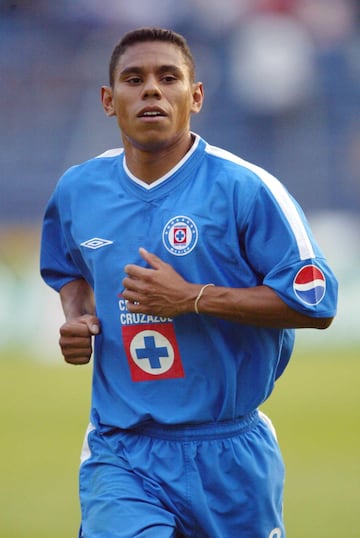 Jugó en Cruz Azul del 2000 al 2006.