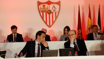 Del Nido Carrasco y Castro, durante una Junta.