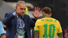 Tite saluda a Neymar durante el partido de Brasil contra Venezuela.