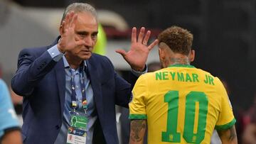 Tite saluda a Neymar durante el partido de Brasil contra Venezuela.