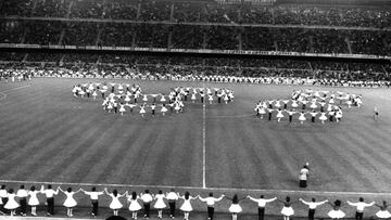 Una sardana gigante inaugura el Camp Nou (1957)