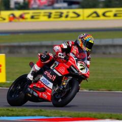 Chaz Davis gana la primera carrera en Lausitzring