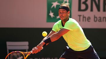 Nadal ejecuta un rev&eacute;s en Roland Garros.