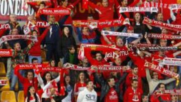 La afición del Murcia está disfrutando del momento de su equipo.
