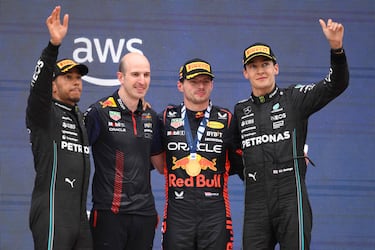 Mercedes fulmina a Sainz y Alonso en el paseo de Verstappen