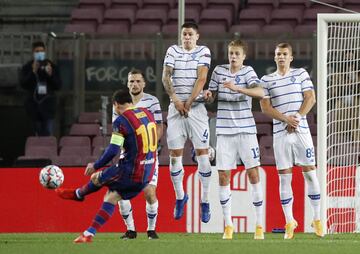 Leo Messi en el lanzamiento de  una falta directa.