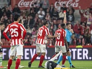 01-04-24. EL ÁRBITRO ARCEDIANO MONESCILLO MUESTRA TARJETA ROJA A IZQUIERDOZ, QUE APARECE ENTRE OTERO Y PASCANU, DURANTE EL PARTIDO DEL SPORTING FRENTE AL RACING.
