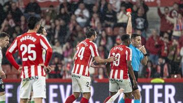 01-04-24. EL ÁRBITRO ARCEDIANO MONESCILLO MUESTRA TARJETA ROJA A IZQUIERDOZ, QUE APARECE ENTRE OTERO Y PASCANU, DURANTE EL PARTIDO DEL SPORTING FRENTE AL RACING.