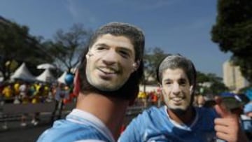 Aficionados con máscaras de Luis Suárez.