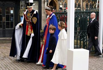 Los príncipes de Gales, Guillermo y Catalina, llegan a la ceremonia con sus hijos, Carlota y Luis.