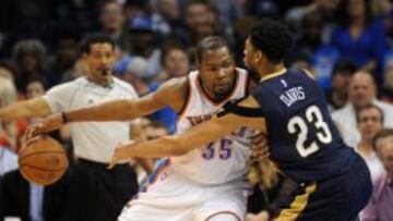 Kevin Durant postea ante Anthony Davis.