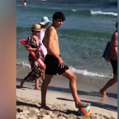 No se olvida del fútbol ni de vacaciones: Joao Félix en Ibiza