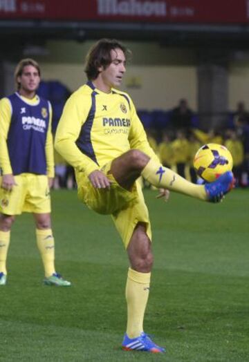 Robert Pirés en el homenaje que ha recibido el El futbolista hispano brasileño hoy por el Villarreal en un amistoso en El Madrigal con su actual equipo, el Cosmos de Nueva York.