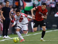 MADRID, 28/02/2026.- El defensa del Athletic Club Yuri Berchiche (d) y el centrocampista del Rayo Ilias Akhomach (i), durante el partido de Liga disputado este sábado en el estadio de Vallecas. EFE/Javier Lizón