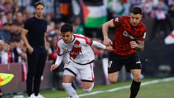 MADRID, 28/02/2026.- El defensa del Athletic Club Yuri Berchiche (d) y el centrocampista del Rayo Ilias Akhomach (i), durante el partido de Liga disputado este sábado en el estadio de Vallecas. EFE/Javier Lizón