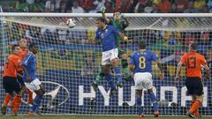 Felipe Melo y Julio Cesar e equivocan y el centrocampista marca, en propia puerta, un gol de Holanda en los cuartos de final del Mundial de Sud&aacute;frica 2010.