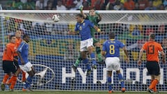 Felipe Melo y Julio Cesar e equivocan y el centrocampista marca, en propia puerta, un gol de Holanda en los cuartos de final del Mundial de Sud&aacute;frica 2010.