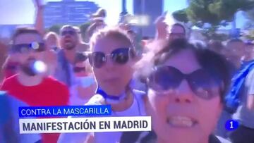 ¡Escupió y golpeó a la cámara en manifestación antimascarillas!