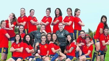 Las chicas de La Roja posan con la camiseta nueva de Adidas que lucirán en el Mundial de Francia. Ha sido diseñada especialmente para ellas y han tenido voz y voto en el diseño de la misma.