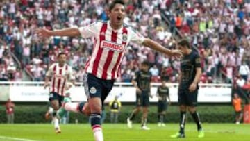 Ángel Reyna celebra su gol con las Chivas.