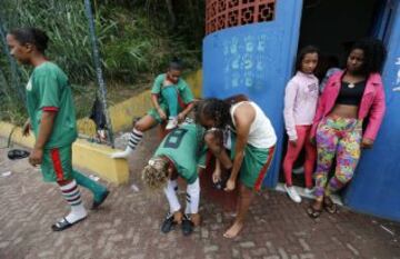 La Copa del Pueblo, se celebra entre los barrios pobres, en la barriada de Santa Marta, en Río de Janeiro. Cerca de 10 barrios pobres participaron en el evento deportivo organizado por la República Popular de Comité para la Copa Mundial y los Juegos Olímpicos, una colección de los activistas de la sociedad civil y los movimientos obreros, para protestar contra los efectos de la especulación inmobiliaria causada por el flujo de capital que acompaña a la Copa Mundial 2014 y Juegos Olímpicos de 2016.