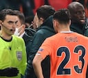 El Basaksehir acusó al cuarto árbitro de racismo y se marchó del campo
