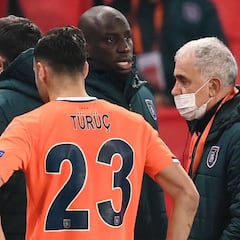 El Basaksehir acusó al cuarto árbitro de racismo y se marchó del campo