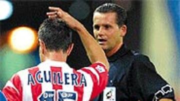 <B>DESAFORTUNADO</B>. Muñiz no vio ni la agresión a Aguilera ni tres penaltis a favor del Atlético.