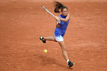 Simona Halep through to fourth round with Kasatkina victory