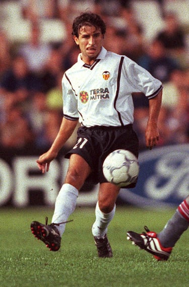 Tras siete temporadas en el conjunto blanco, Milla fichó por el Valencia CF en 1997, donde cerró su carrera profesional. En cuatro temporadas en Mestalla, disputó 103 partidos oficiales, ganó la Copa del Rey 1999, la Intertoto y la Supercopa de España 2000, precisamente ante el Barça. Su experiencia y liderazgo fueron fundamentales en un equipo que alcanzó la final de la Champions League y vivió una etapa dorada. Valencia fue el último club que defendió como jugador antes de iniciar su carrera como entrenador.