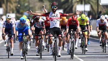 Fernando Gaviria celebra su segundo triunfo en el Tour de Omán 2022.