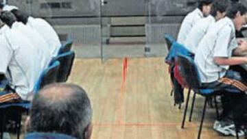 <b>FÚTBOL Y MATEMÁTICAS. </b>Los jugadores de la Selección, en un momento de las dos horas de clases diarias.