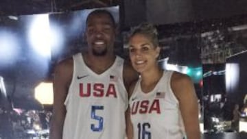 Kevin Durant y Elena Delle Donne durante la presentación de los uniformes que llevará las selecciones de Estados Unidos en los Juegos Olímpicos de Río de Janeiro.