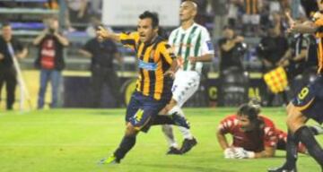 Dos veces fue al extranjero. Jugó en Rosario Central de Argentina (2012) y Municipal de Guatemala (2013). En la imagen, con la camiseta del elenco trasandino.