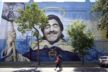 Mural de Diego Armando Maradona en una pared del barrio de La Boca en Buenos Aires, Argentina.