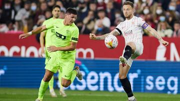 Rakitic, ante Carrillo.