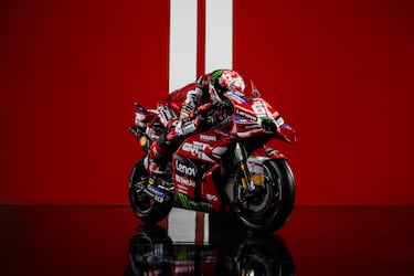 "La decoración es increíble, me gusta mucho. El rojo y el blanco creo que es una gran combinación. Me gusta mucho”.