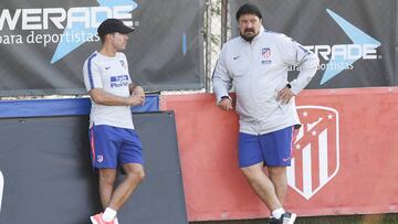 Simeone y Burgos conversan durante un entrenamiento del Atlético de Madrid.