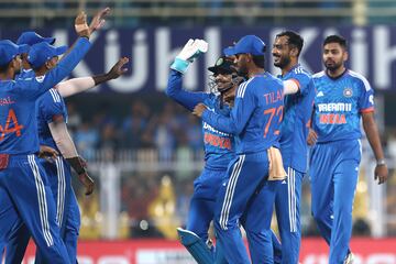 El equipo nacional de críquet de la India ocupa el noveno puesto en búsquedas en Google impulsado por la consecución de la Copa Mundial de este año ante Australia. Las regiones más interesadas en esta selección fueron India, Nepal y Catar. 