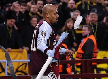 Fue impactado por un vaso de plástico lanzado desde las gradas por aficionados del Young Boys.