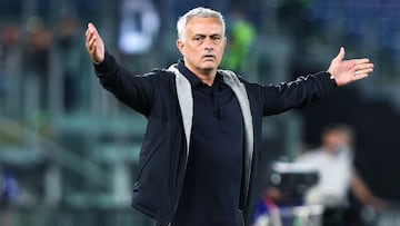 Mourinho se enfada con el árbitro tras caer en el derbi