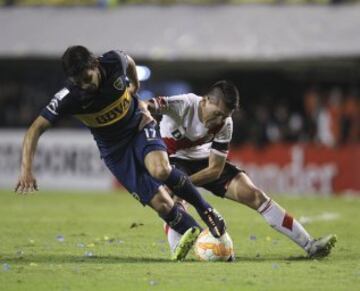 BAS17. BUENOS AIRES (ARGENTINA), 14/05/2015.- El jugador Marcelo Meli (i) de Boca Juniors disputa el balón con Matias Kranevitter (d) de River Plate hoy, jueves 14 de Mayo de 2015, durante un partido por los octavos de final de la Copa Libertadores, en el estado de Boca Juniors en Buenos Aires (Argentina). EFE/David Fernández